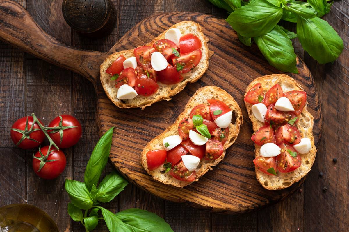 Brusketos su pomidorais, mocarela ir bazilikais